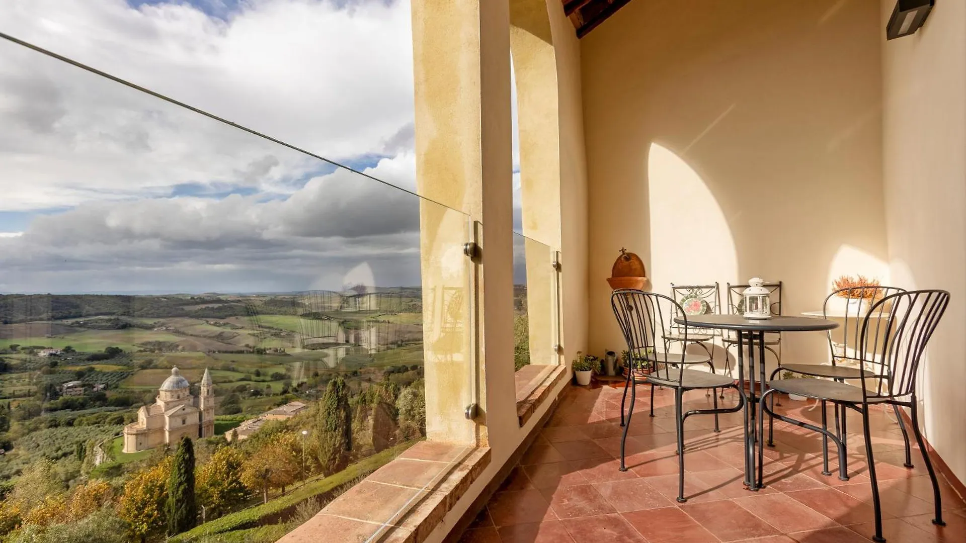 Il Vescovo, Incredible Attic In Center Of Montepulciano, Luxe Apartment  Montepulciano