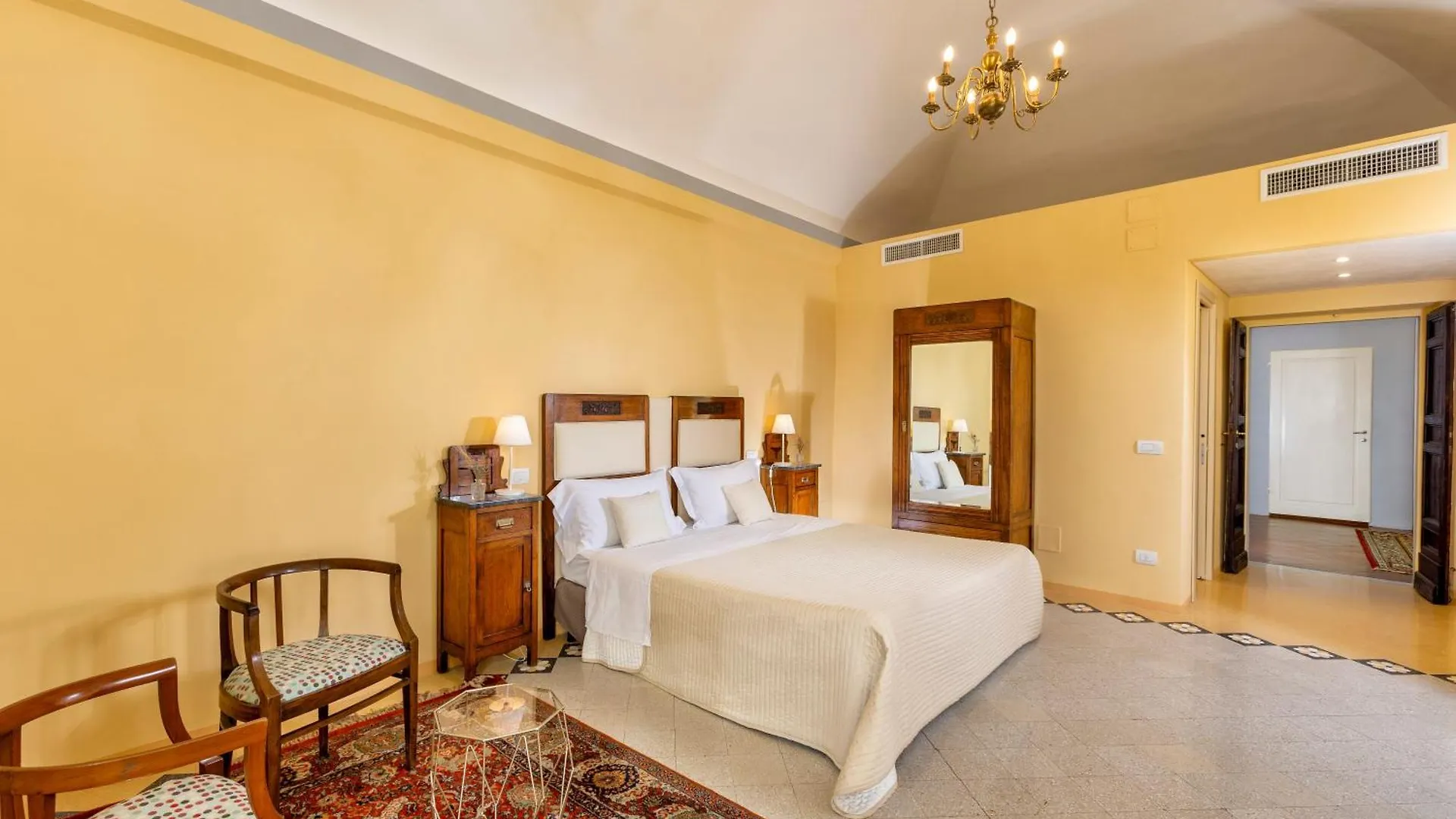 Il Vescovo, Incredible Attic In Center Of Montepulciano, Luxe Apartment Montepulciano