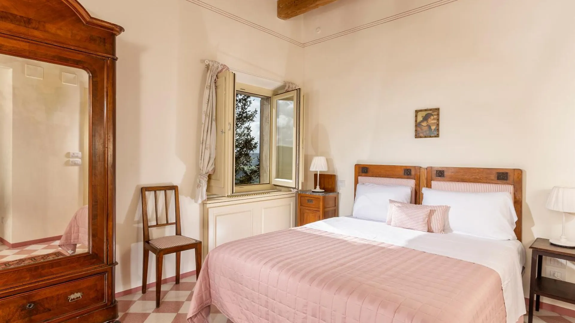 Il Vescovo, Incredible Attic In Center Of Montepulciano, Luxe Apartment Italy